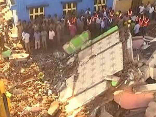 3 storey building collapsed and 2 were died in Trichy 3 storey building collapsed and 2 were died in Trichy