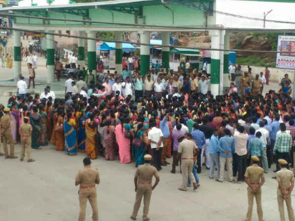 Families of Somanur building collapse victims protest against Govt Families of Somanur building collapse victims protest against Govt