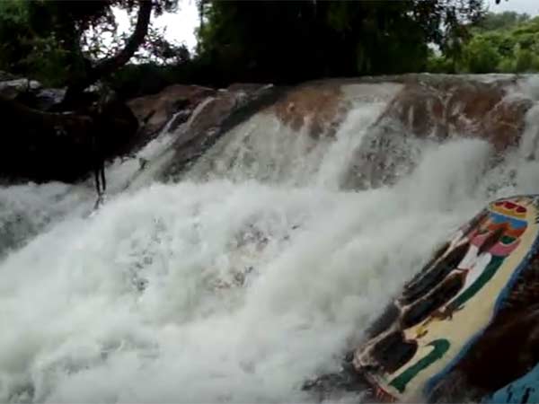 Tourist not allowed to take bath in the Kalakkadu dam Tourist not allowed to take bath in the Kalakkadu dam
