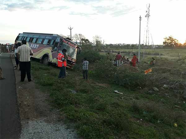 Lorry hit on the bus in Nellai 5 died on the spot Lorry hit on the bus in Nellai 5 died on the spot