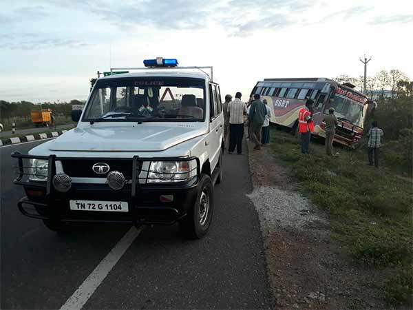 Lorry hit on the bus in Nellai 5 died on the spot Lorry hit on the bus in Nellai 5 died on the spot