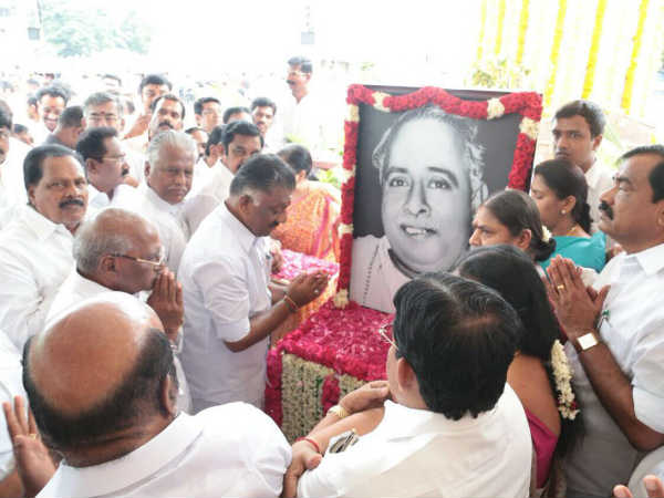 MK Stalin pays homage to Anna's Statue MK Stalin pays homage to Anna's Statue