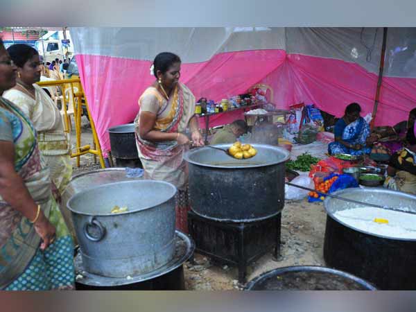 Teachers cook themselves in Ezhilagam and participate in protest Teachers cook themselves in Ezhilagam and participate in protest