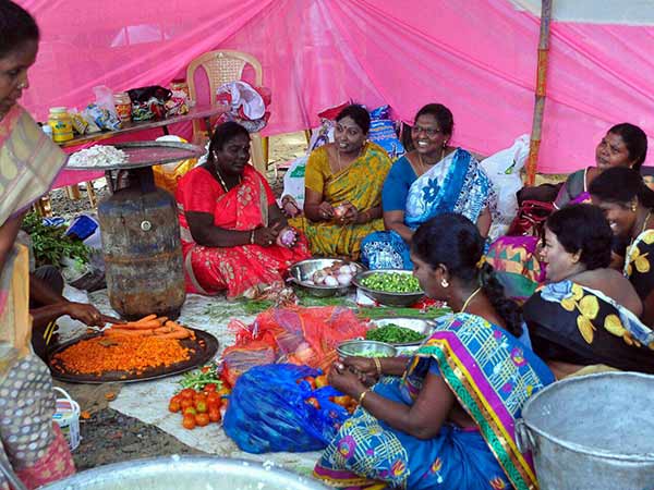 Teachers cook themselves in Ezhilagam and participate in protest Teachers cook themselves in Ezhilagam and participate in protest