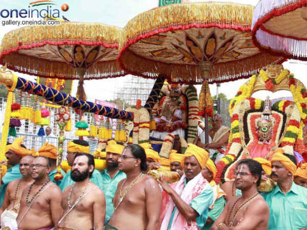 Tirupathi brahmotsavam 2017: lakhs of devotees witness Garuda seva Tirupathi brahmotsavam 2017: lakhs of devotees witness Garuda seva