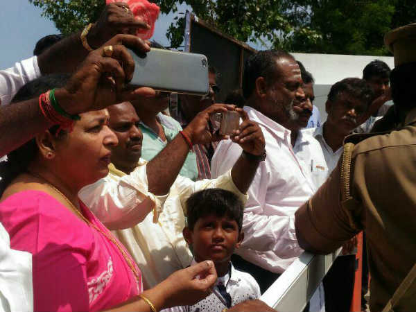 மருத்துவமனையில் வாசலில்...