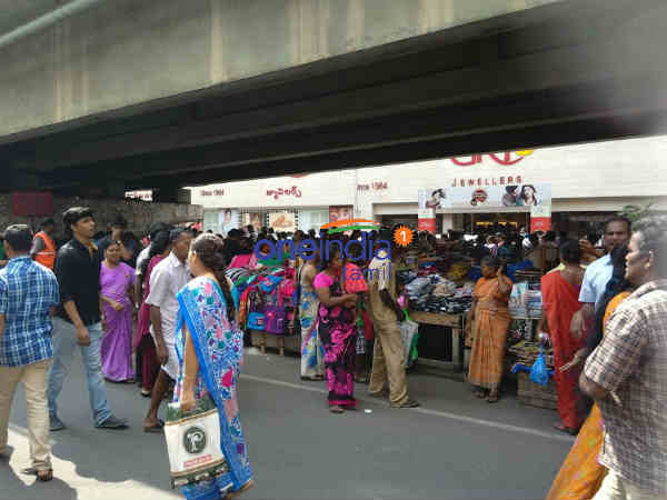 எங்கும் மக்கள் கூட்டம்