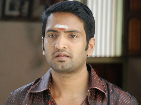 வழக்கறிஞருடன் சந்தானம் தகராறு