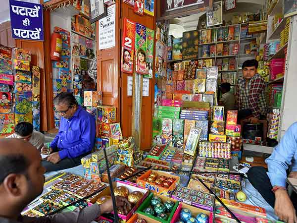 சிவகாசி பட்டாசு தேக்கம்