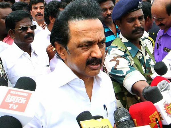 கருணாநிதி பெயர் கல்வெட்டில்...