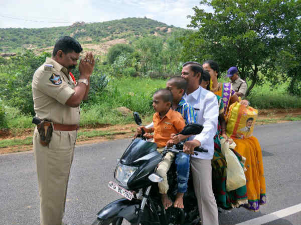 ஹெல்மெட் அணிவைத்து குறித்து விழ்ப்புணர்வு