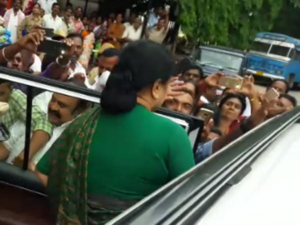 பூக்களை தூவி வழியனுப்பினர்
