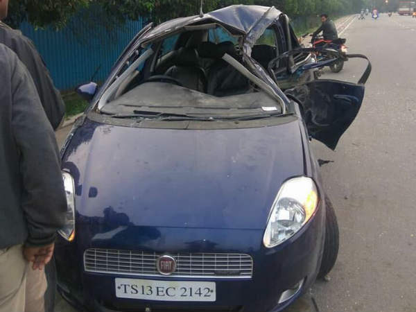 சாலை தடுப்பில் மோதியது
