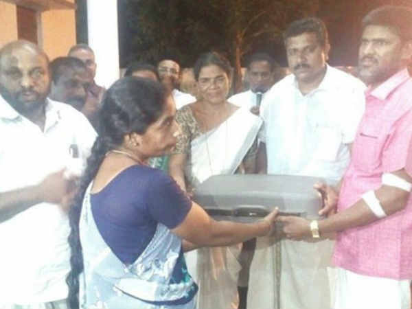 நிதி திரட்டிய மக்கள்