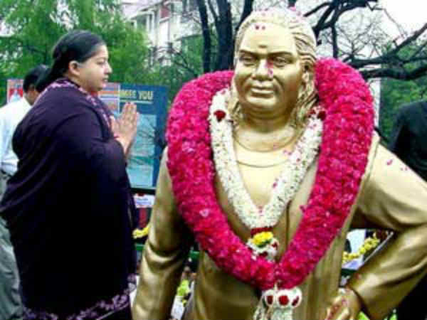 ஜெ அணிவித்த தங்க கவசம்