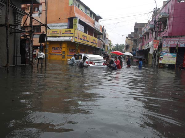 3 மாவட்டங்களை தவிக்க விட்ட வெள்ளம்
