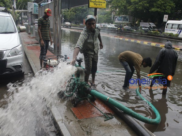 குண்டும் குழியுமான சாலைகள்