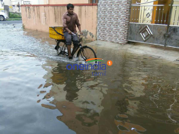 குளமாக மாறிய சாலைகள்