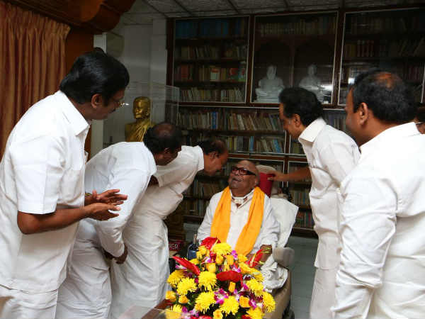கருணாநிதி புன்னகை