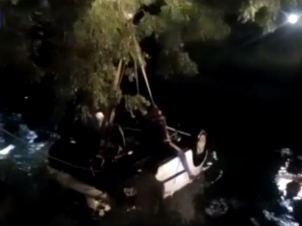 4 died at an accident while car drown into canal near Thiruppur 4 died at an accident while car drown into canal near Thiruppur