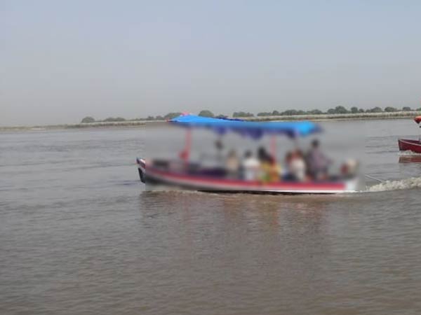 Boat sank in saryu river in up bahraich six dead bodies recovered Boat sank in saryu river in up bahraich six dead bodies recovered