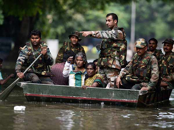 Chennai Corporation announced phone numbers to report the floods Chennai Corporation announced phone numbers to report the floods