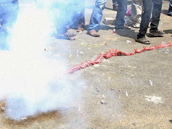 Bombay HC bans sale of fire crackers in Mumbai's residential areas Bombay HC bans sale of fire crackers in Mumbai's residential areas