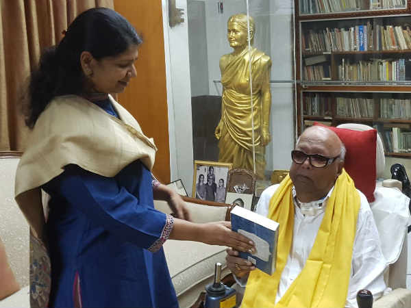 Kanimozhi gifts Needhi katchi varalaru book to Karunanidhi Kanimozhi gifts Needhi katchi varalaru book to Karunanidhi