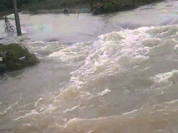 Guduvancheri lake's water flow in to residential areas Guduvancheri lake's water flow in to residential areas
