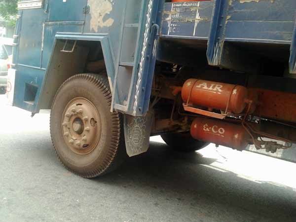 Lorry carrying old Idols seized Lorry carrying old Idols seized