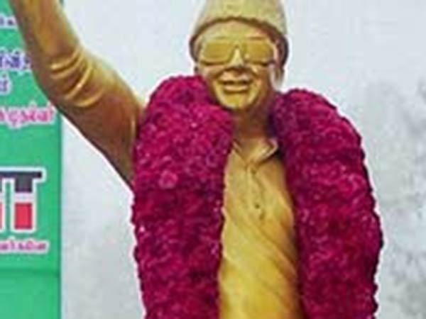 Edappadi palanisami team locked MGR statue in Arur Edappadi palanisami team locked MGR statue in Arur