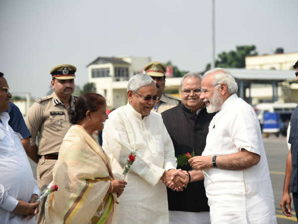Bihar CM Nithish welcomes PM Modia at Patna after the new alliance Bihar CM Nithish welcomes PM Modia at Patna after the new alliance