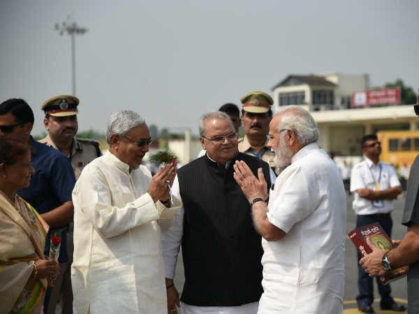 Bihar CM Nithish welcomes PM Modia at Patna after the new alliance Bihar CM Nithish welcomes PM Modia at Patna after the new alliance