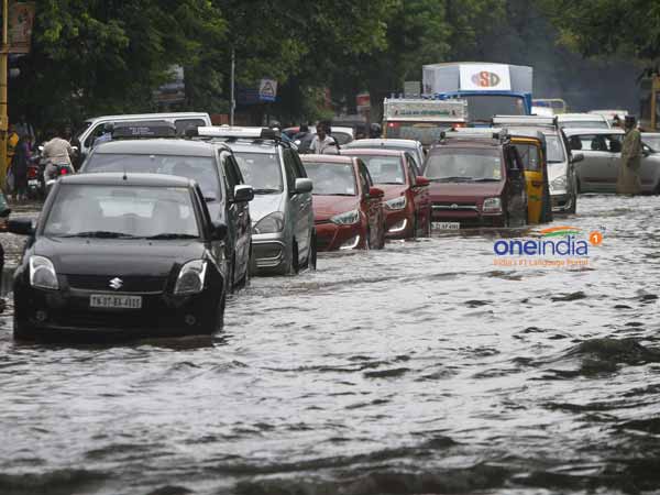 Heavy rain lashes in Chennai: MTC Bus hits a private company staff, dies Heavy rain lashes in Chennai: MTC Bus hits a private company staff, dies