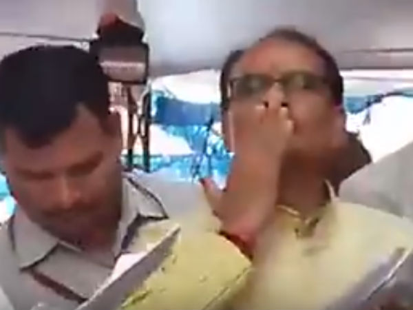 Madhya pradesh Chief minister Shivraj singh chouhan gave flying kiss to his supporter Madhya pradesh Chief minister Shivraj singh chouhan gave flying kiss to his supporter