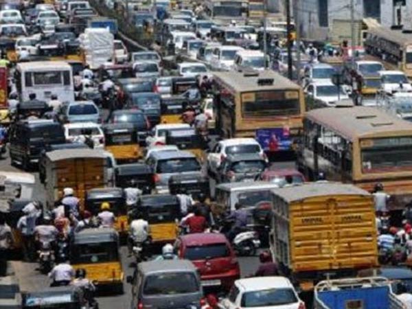 Continuous rain caused for heavy traffic in Chennai roads Continuous rain caused for heavy traffic in Chennai roads