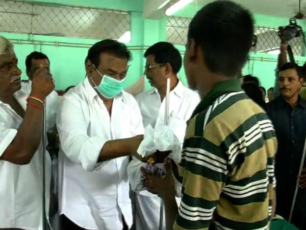 DMDK chief Vijayakanth reviewed Dengue patients at Thiruvallur Government hospital. DMDK chief Vijayakanth reviewed Dengue patients at Thiruvallur Government hospital.