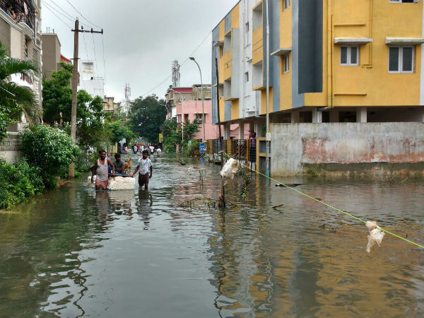 தாழ்வான பகுதிகளில் தண்ணீர்
