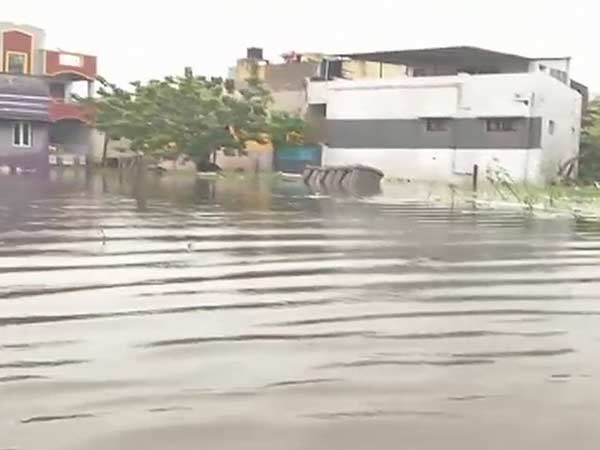 சாலைகளில் வெள்ளம்