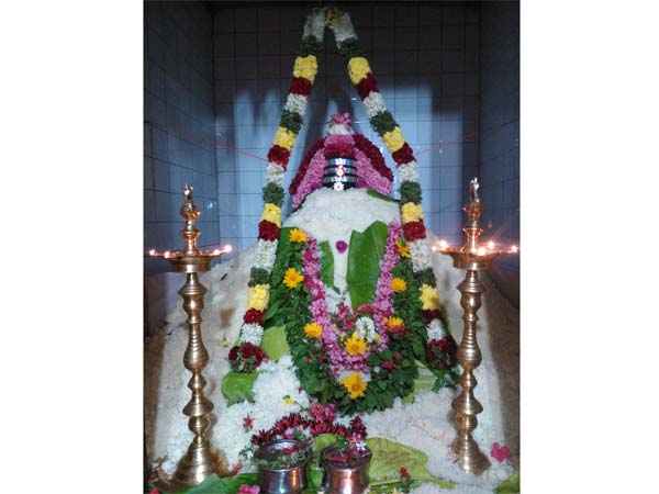 இறைவனுக்கு அபிஷேகம்