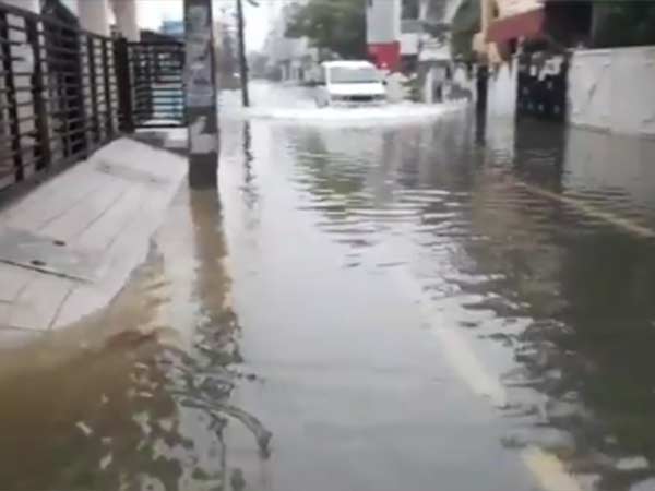 தண்ணீர் சூழ்ந்த புறநகர்