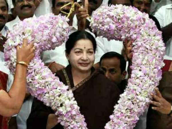 நினைவுப்பரிசு கொடுத்த ஜெயலலிதா