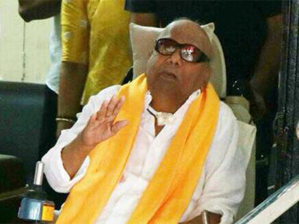 வெளியே வந்த கருணாநிதி