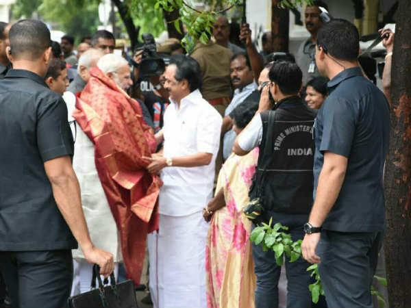 பொன்னாடை அணிவிப்பு