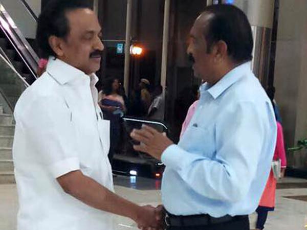 கைகுலுக்கிய வைகோ