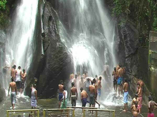 ஆர்பரிக்கும் தண்ணீர்