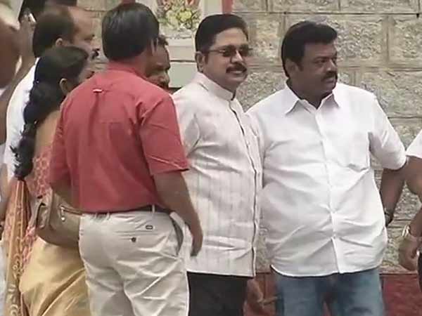 வாழைப்பழம் கொடுத்த டிடிவி