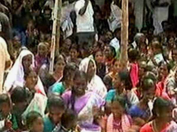 வேலைகளை நிறுத்திய மக்கள்