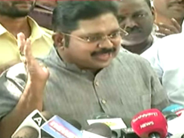 வெளியில் ஆதரவாளர்கள் சோதனை