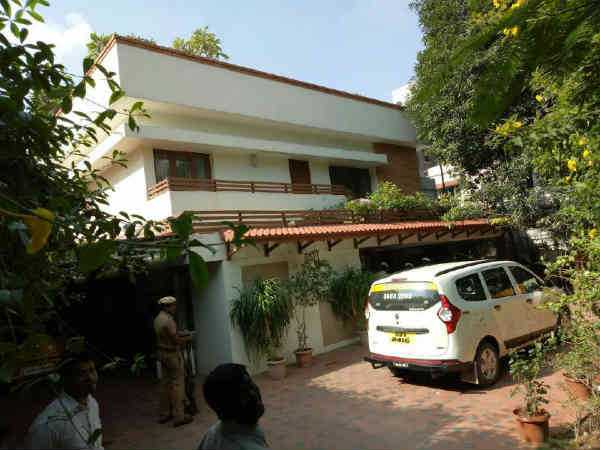 உணவை சோதித்த ஆதரவாளர்கள்